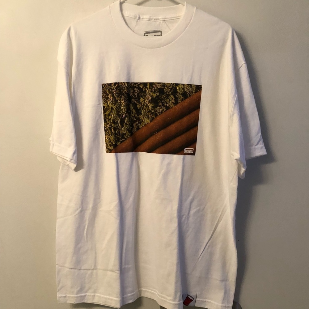 Men’s weed T-shirt.